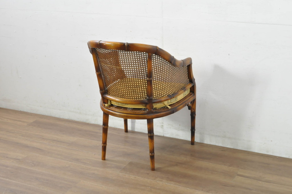 中古　スペイン　バロッサバレンティ(VARO,S.A. VALENTI)　クッション付き　籐(ラタン)張り　オリエンタルな雰囲気が高級感を感じるアームチェア(ダイニングチェア)(定価約14万円)(R-080680)
