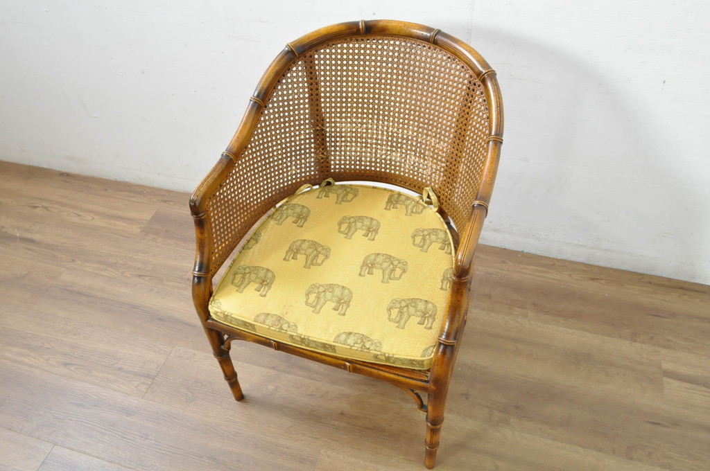 中古　スペイン　バロッサバレンティ(VARO,S.A. VALENTI)　クッション付き　籐(ラタン)張り　オリエンタルな雰囲気が高級感を感じるアームチェア(ダイニングチェア)(定価約14万円)(R-080680)