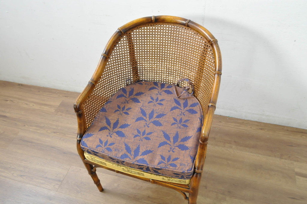 中古　スペイン　バロッサバレンティ(VARO,S.A. VALENTI)　クッション付き　籐(ラタン)張り　オリエンタルな雰囲気が高級感を感じるアームチェア(ダイニングチェア)(定価約14万円)(R-080680)