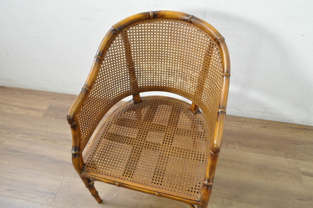 中古　スペイン　バロッサバレンティ(VARO,S.A. VALENTI)　クッション付き　籐(ラタン)張り　オリエンタルな雰囲気が高級感を感じるアームチェア(ダイニングチェア)(定価約14万円)(R-080680)