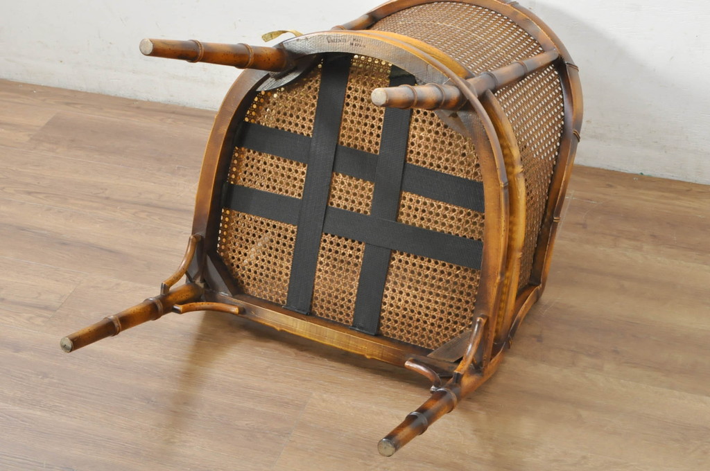 中古　スペイン　バロッサバレンティ(VARO,S.A. VALENTI)　クッション付き　籐(ラタン)張り　オリエンタルな雰囲気が高級感を感じるアームチェア(ダイニングチェア)(定価約14万円)(R-080680)