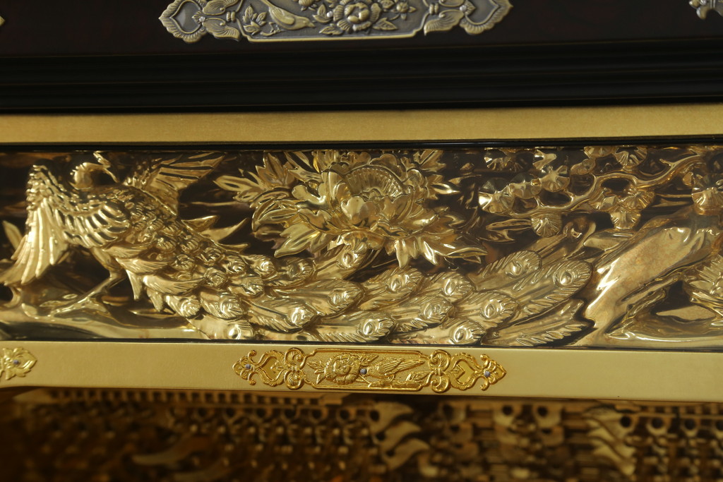 中古　未使用展示品　超美品!!　150代　三方開　総金　金仏壇　優しい雰囲気の色合いと細部まで造り込まれた意匠が魅力の仏壇(定価約265万円)(R-077787)
