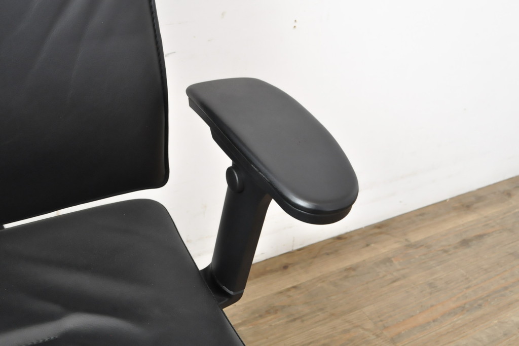 中古　美品　ドイツ　高級オフィスチェア　セダス社(SEDUS)　アルミポリッシュ　上質なデスクワークの空間を演出するハイバックレザーデスクチェア(本革、椅子、イス、アームチェア)(定価約39万円)(R-057644)