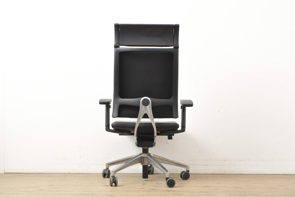 中古　美品　ドイツ　高級オフィスチェア　セダス社(SEDUS)　アルミポリッシュ　上質なデスクワークの空間を演出するハイバックレザーデスクチェア(本革、椅子、イス、アームチェア)(定価約39万円)(R-057644)