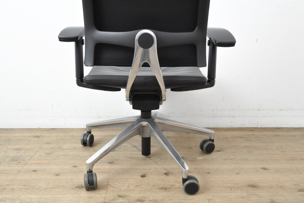 中古　美品　ドイツ　高級オフィスチェア　セダス社(SEDUS)　アルミポリッシュ　上質なデスクワークの空間を演出するハイバックレザーデスクチェア(本革、椅子、イス、アームチェア)(定価約39万円)(R-057644)