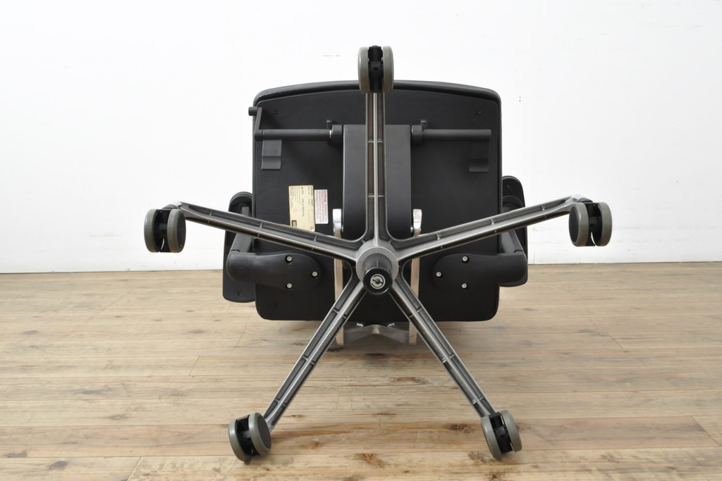 中古　美品　ドイツ　高級オフィスチェア　セダス社(SEDUS)　アルミポリッシュ　上質なデスクワークの空間を演出するハイバックレザーデスクチェア(本革、椅子、イス、アームチェア)(定価約39万円)(R-057644)
