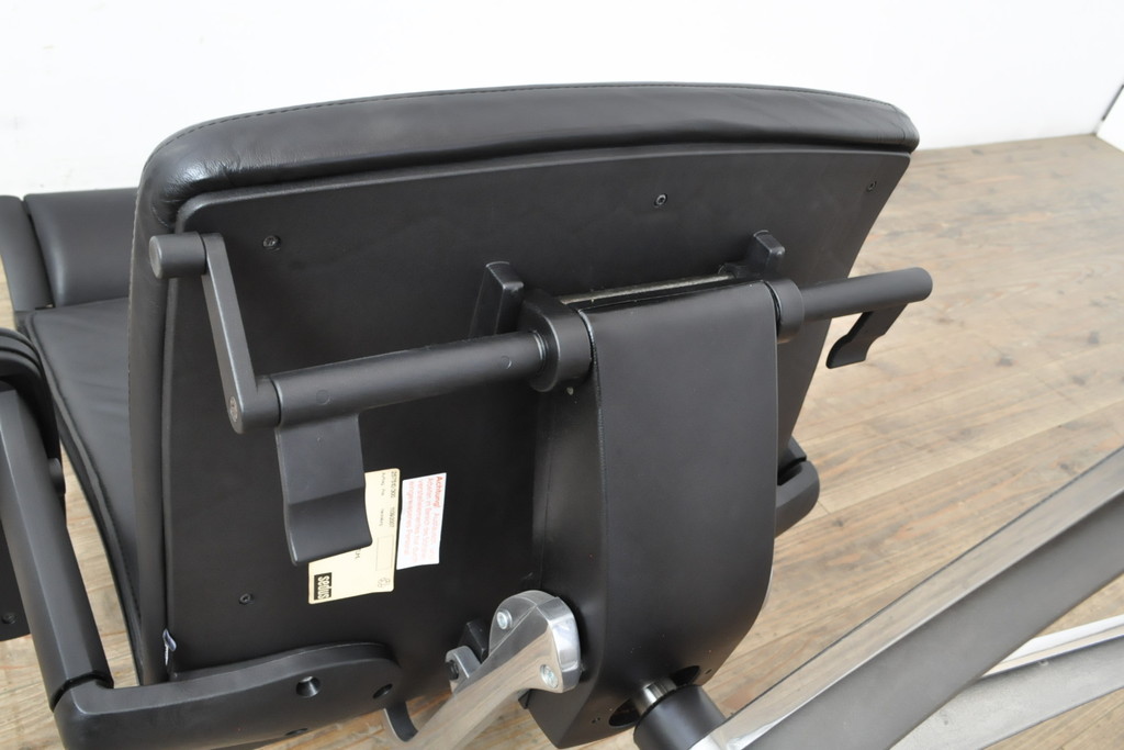 中古　美品　ドイツ　高級オフィスチェア　セダス社(SEDUS)　アルミポリッシュ　上質なデスクワークの空間を演出するハイバックレザーデスクチェア(本革、椅子、イス、アームチェア)(定価約39万円)(R-057644)