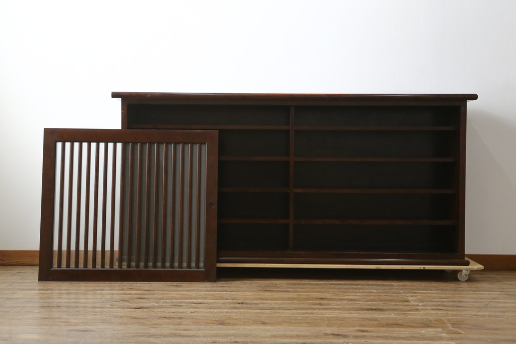 中古　希少な廃番品　九州民芸家具　格子入り　落ち着いた色合いが大人な雰囲気を醸し出す水屋箪笥サイドボード(下駄箱、収納棚、戸棚、キャビネット、食器棚、店舗什器)(R-082057)