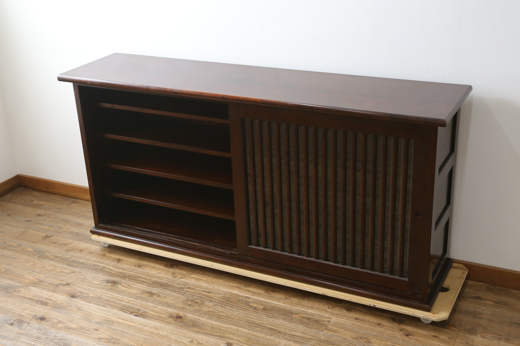 中古　希少な廃番品　九州民芸家具　格子入り　落ち着いた色合いが大人な雰囲気を醸し出す水屋箪笥サイドボード(下駄箱、収納棚、戸棚、キャビネット、食器棚、店舗什器)(R-082057)