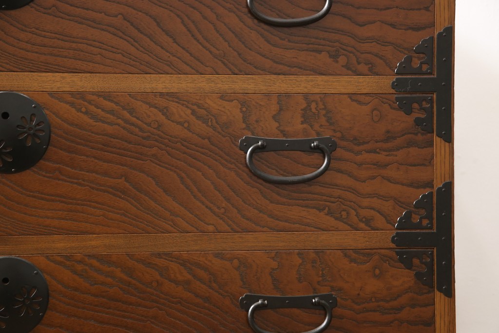 中古　美品　天板リメイク　欅(ケヤキ)材・中桐材　シックな色合いとシンプルなデザインが魅力的な民芸チェスト(引き出し、和タンス、衣装箪笥)(R-057629)