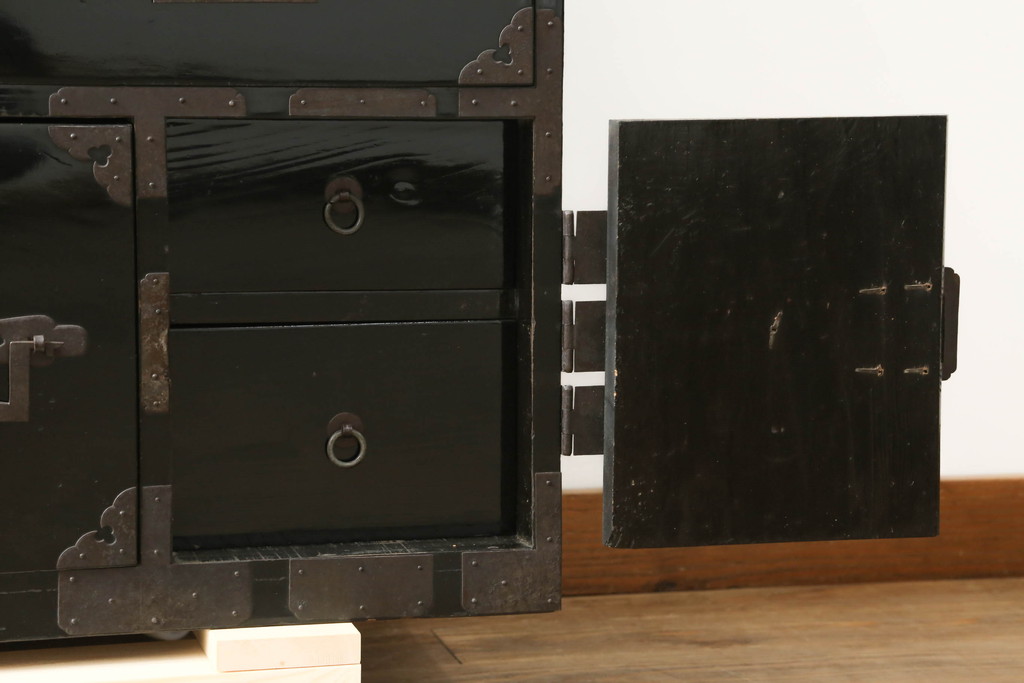 和製アンティーク　美品　黒漆塗り　厚手の金具が存在感を放つ庄内箪笥ローボード(時代箪笥、整理タンス、収納たんす、ローチェスト、引き出し、テレビ台、テレビボード)(R-075625)