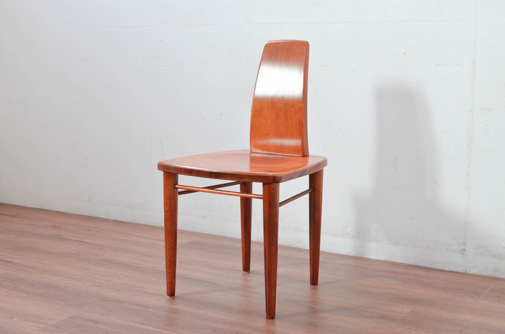 中古　未使用　展示品　新古品　岩手岩泉・純木家具　胡桃(クルミ)材　漆塗り　心地よい木の風合いが魅力的な板座RBチェア(アールバックチェア、ダイニングチェア、アームレスチェア、板座チェア、椅子、イス)(定価約10万円)(R-081854)