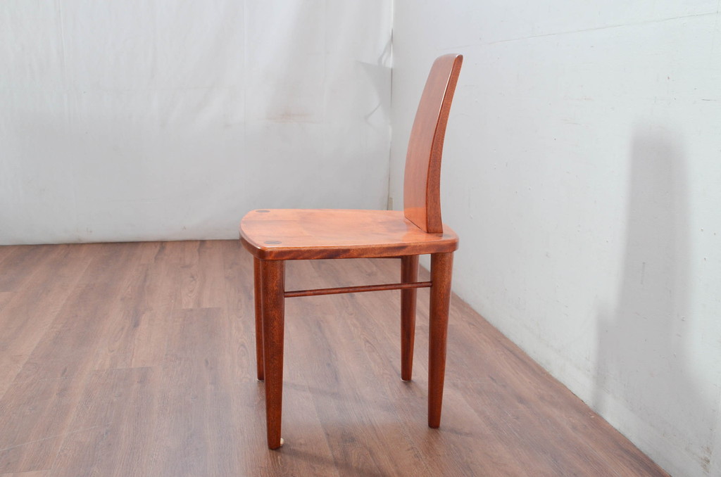 中古　未使用　展示品　新古品　岩手岩泉・純木家具　胡桃(クルミ)材　漆塗り　心地よい木の風合いが魅力的な板座RBチェア(アールバックチェア、ダイニングチェア、アームレスチェア、板座チェア、椅子、イス)(定価約10万円)(R-081854)