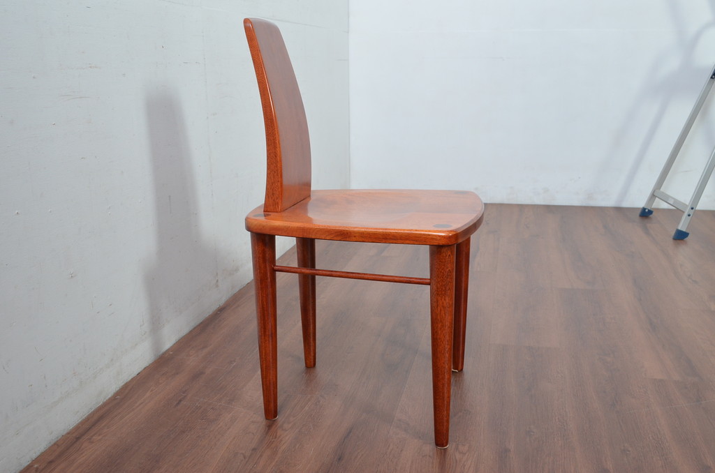 中古　未使用　展示品　新古品　岩手岩泉・純木家具　胡桃(クルミ)材　漆塗り　心地よい木の風合いが魅力的な板座RBチェア(アールバックチェア、ダイニングチェア、アームレスチェア、板座チェア、椅子、イス)(定価約10万円)(R-081854)