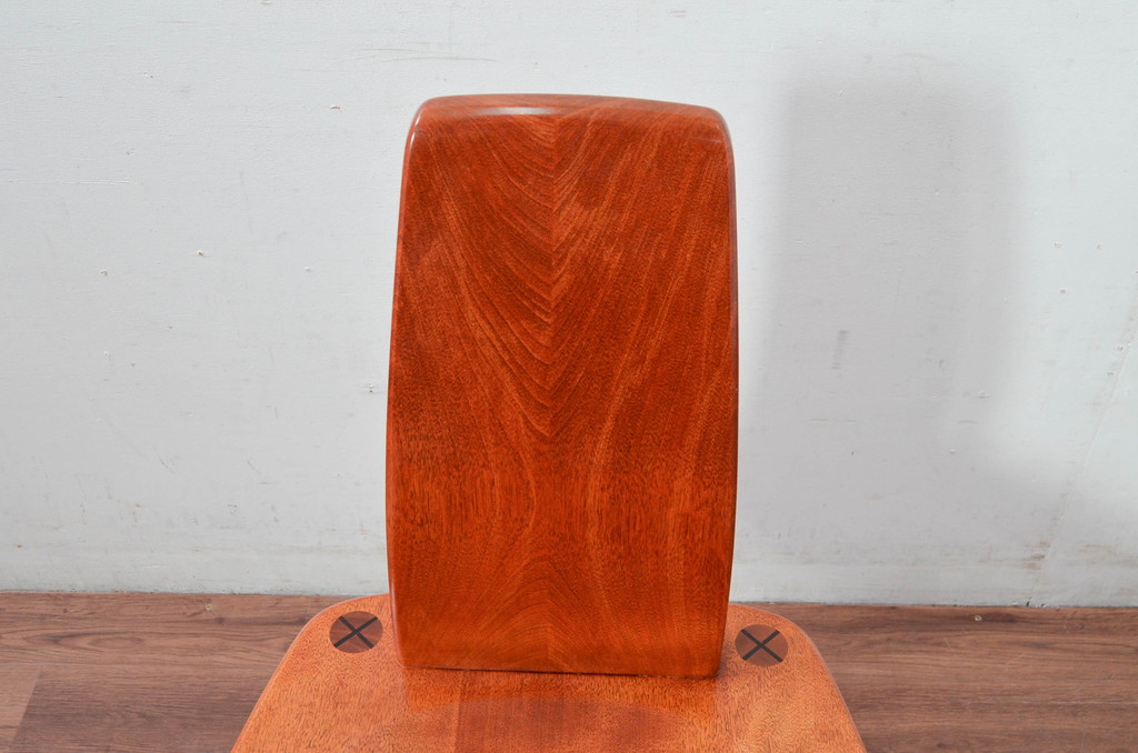 中古　未使用　展示品　新古品　岩手岩泉・純木家具　胡桃(クルミ)材　漆塗り　心地よい木の風合いが魅力的な板座RBチェア(アールバックチェア、ダイニングチェア、アームレスチェア、板座チェア、椅子、イス)(定価約10万円)(R-081854)