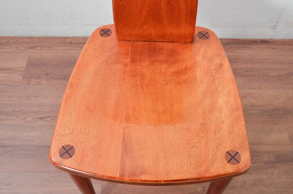 中古　未使用　展示品　新古品　岩手岩泉・純木家具　胡桃(クルミ)材　漆塗り　心地よい木の風合いが魅力的な板座RBチェア(アールバックチェア、ダイニングチェア、アームレスチェア、板座チェア、椅子、イス)(定価約10万円)(R-081854)