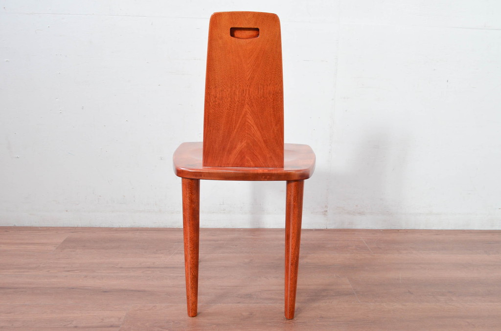 中古　未使用　展示品　新古品　岩手岩泉・純木家具　胡桃(クルミ)材　漆塗り　心地よい木の風合いが魅力的な板座RBチェア(アールバックチェア、ダイニングチェア、アームレスチェア、板座チェア、椅子、イス)(定価約10万円)(R-081854)