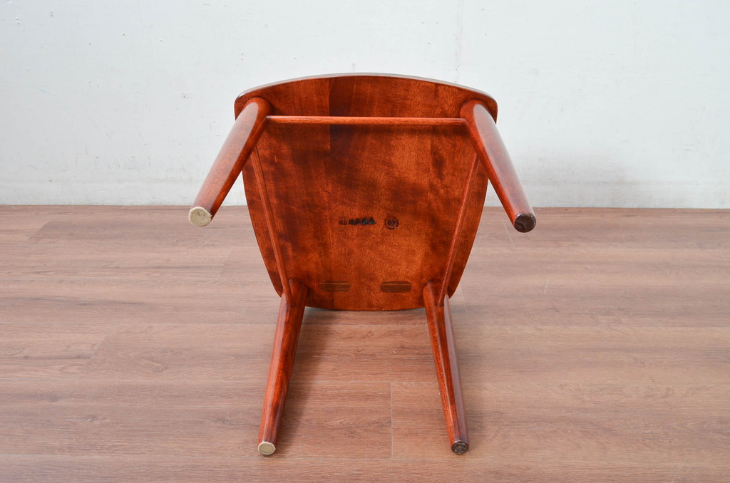 中古　未使用　展示品　新古品　岩手岩泉・純木家具　胡桃(クルミ)材　漆塗り　心地よい木の風合いが魅力的な板座RBチェア(アールバックチェア、ダイニングチェア、アームレスチェア、板座チェア、椅子、イス)(定価約10万円)(R-081854)