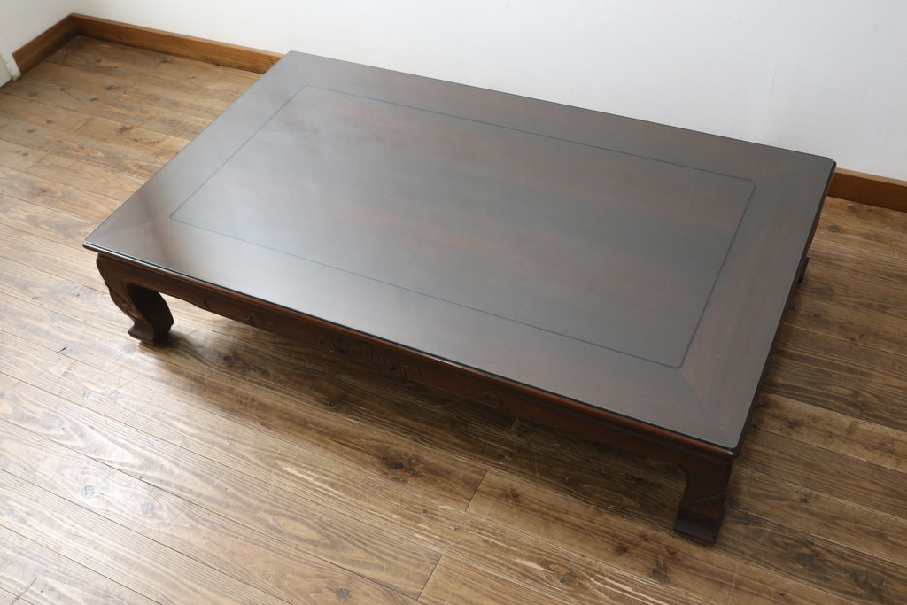 中古　美品　指物工芸家具　本紫檀(シタン)　凝った脚のデザインが目を惹くガラス天板付き座卓(ローテーブル、センターテーブル)(R-075690)