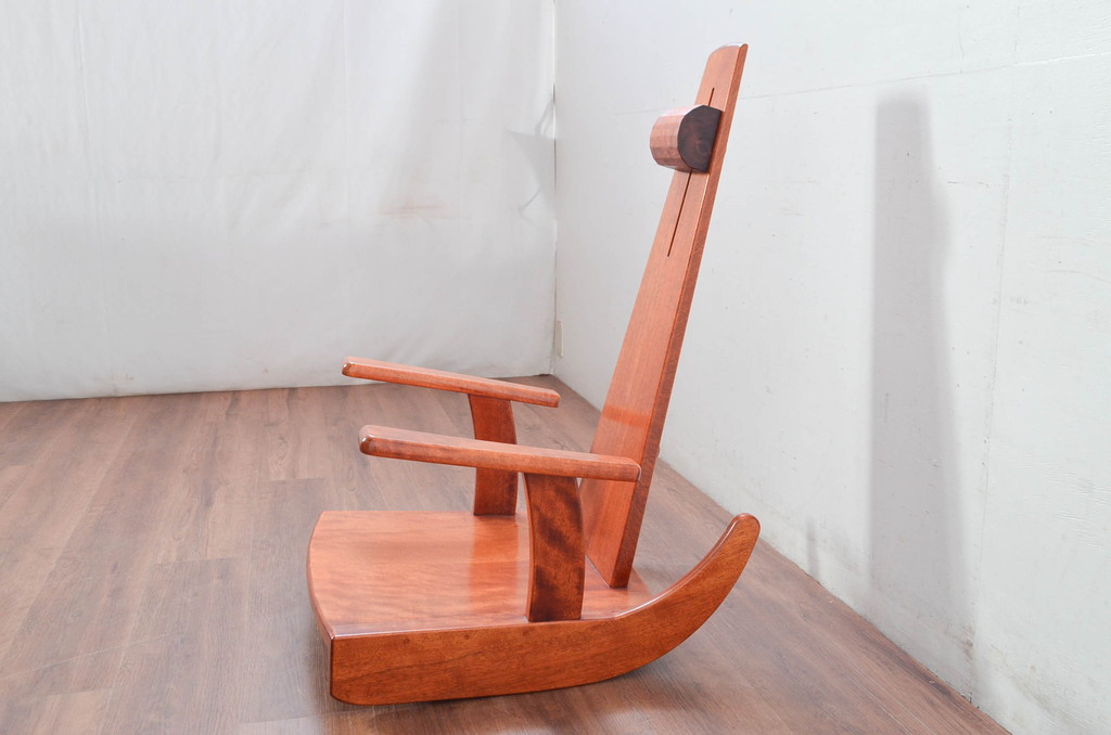 中古　未使用　展示品　新古品　岩手岩泉・純木家具　胡桃(クルミ)材　漆塗り　心地よい木の風合いが魅力的な安楽座椅子(ロッキングチェア、板座チェア、座椅子、揺りイス、アームチェア、椅子、イス)(定価約22万円)(R-081856)