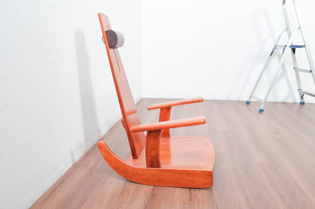 中古　未使用　展示品　新古品　岩手岩泉・純木家具　胡桃(クルミ)材　漆塗り　心地よい木の風合いが魅力的な安楽座椅子(ロッキングチェア、板座チェア、座椅子、揺りイス、アームチェア、椅子、イス)(定価約22万円)(R-081856)