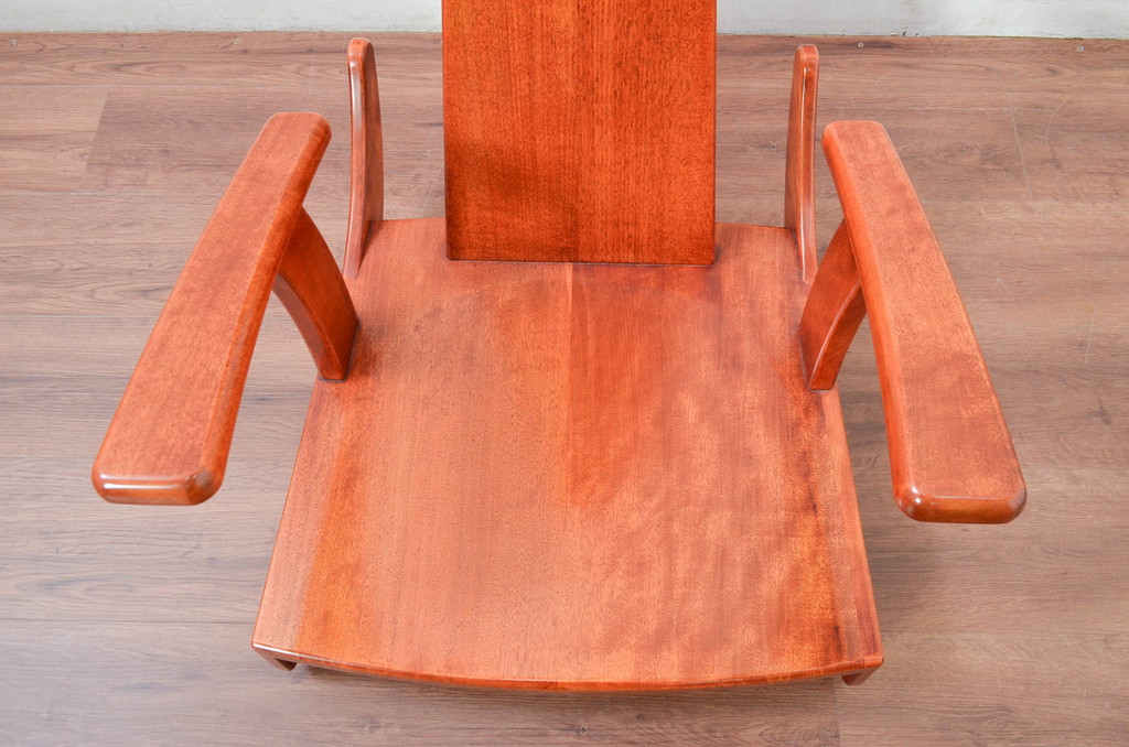 中古　未使用　展示品　新古品　岩手岩泉・純木家具　胡桃(クルミ)材　漆塗り　心地よい木の風合いが魅力的な安楽座椅子(ロッキングチェア、板座チェア、座椅子、揺りイス、アームチェア、椅子、イス)(定価約22万円)(R-081856)
