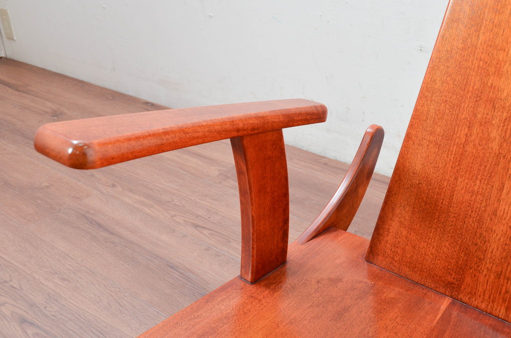 中古　未使用　展示品　新古品　岩手岩泉・純木家具　胡桃(クルミ)材　漆塗り　心地よい木の風合いが魅力的な安楽座椅子(ロッキングチェア、板座チェア、座椅子、揺りイス、アームチェア、椅子、イス)(定価約22万円)(R-081856)