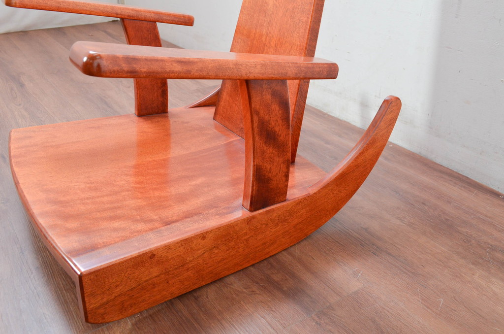 中古　未使用　展示品　新古品　岩手岩泉・純木家具　胡桃(クルミ)材　漆塗り　心地よい木の風合いが魅力的な安楽座椅子(ロッキングチェア、板座チェア、座椅子、揺りイス、アームチェア、椅子、イス)(定価約22万円)(R-081856)