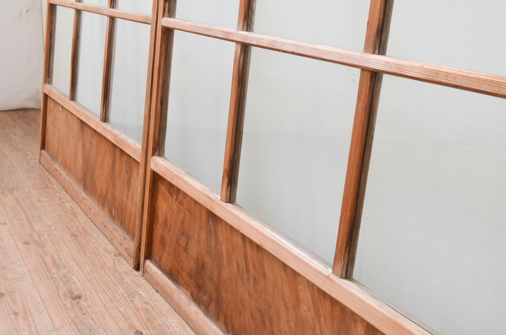アンティーク建具　温かみのある木味が魅力の升目(マス目)格子のガラス戸2枚セット(引き戸、格子戸)(R-067299)