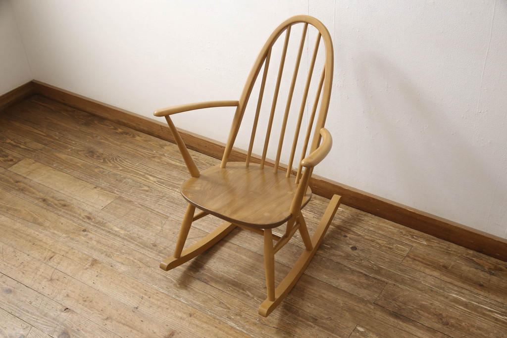 イギリスビンテージ　美品!!　ERCOL(アーコール)　木の温もり溢れるクエーカーロッキングチェア(アームチェア、板座チェア、ヴィンテージ、英国)(R-067113)