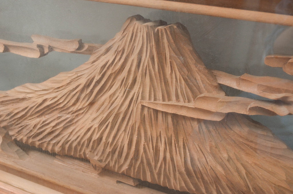 ビンテージ建具　特注品!!　両面ガラス　松に富士山　立派な彫刻が見事な分厚いフレームの彫刻欄間1枚(明り取り、明かり取り、ランマ、ヴィンテージ)(R-080506)
