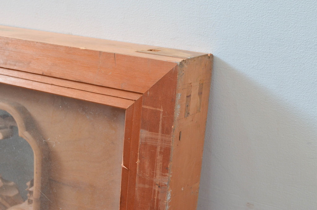 ビンテージ建具　特注品!!　両面ガラス　松の木と風情ある風景の彫刻が見事な分厚いフレームの彫刻欄間1枚(明り取り、明かり取り、ランマ、ヴィンテージ)(R-080507)