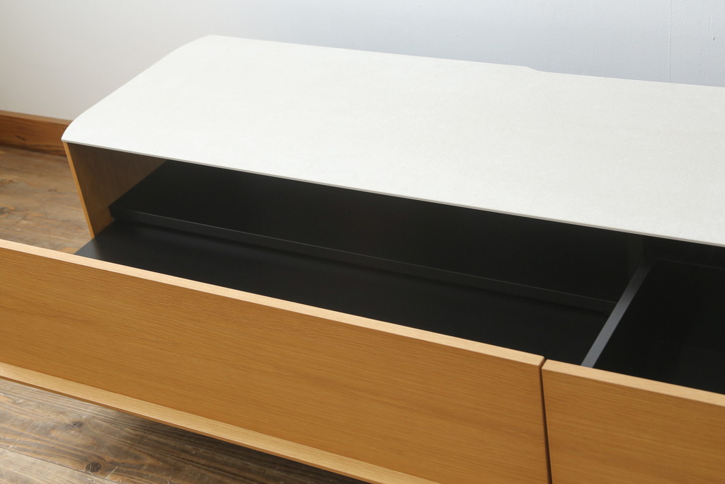 中古　arflex(アルフレックス)　VISTA(ヴィスタ)　洗練されたデザインが目を惹くセラミック天板付きテレビボード(テレビ台、ローボード、リビングボード)(定価約72万円)(R-074959)