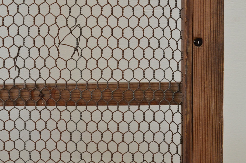 アンティーク建具　どこか懐かしい雰囲気を感じる金網引き戸2枚セット(マス目、升目、格子戸)(R-067197)