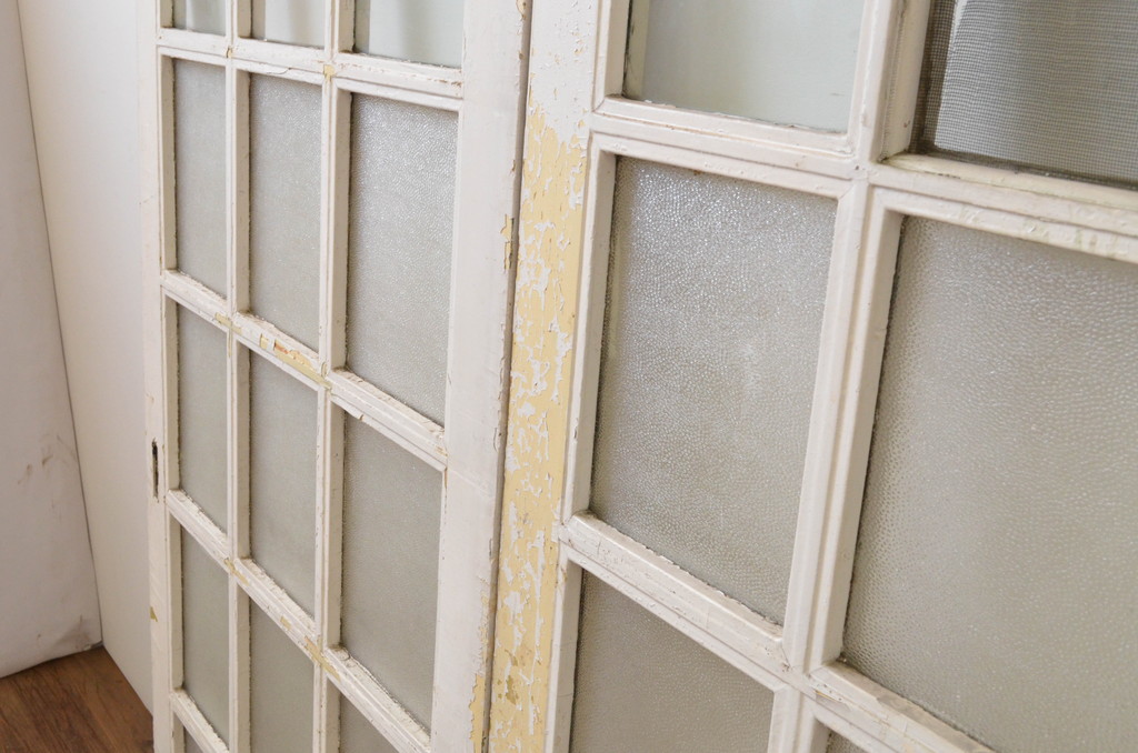 アンティーク建具　ペイント仕上げ限定　重厚!!存在感のある佇まいが魅力な升目(マス目)ペイントガラス戸2枚セット(引き戸、格子戸)(R-067198)