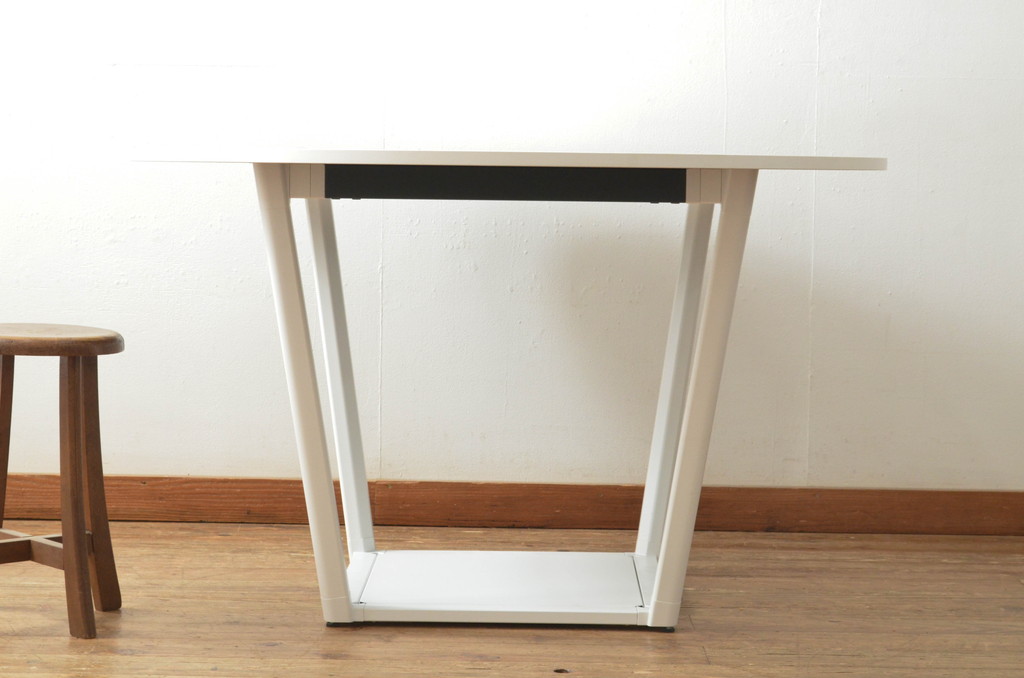 中古　短期展示品　極美品　コクヨ(KOKUYO)　リージョン(Region)　ボックス脚 円形テーブル(LT-RGC12M)　グレインドホワイト　シンプルですっきりとした佇まいが魅力のミーティングテーブル(オフィスデスク、会議テーブル、ラウンドテーブル、丸テーブル、ワークデスク)(定価約15万9千円)(R-066884)