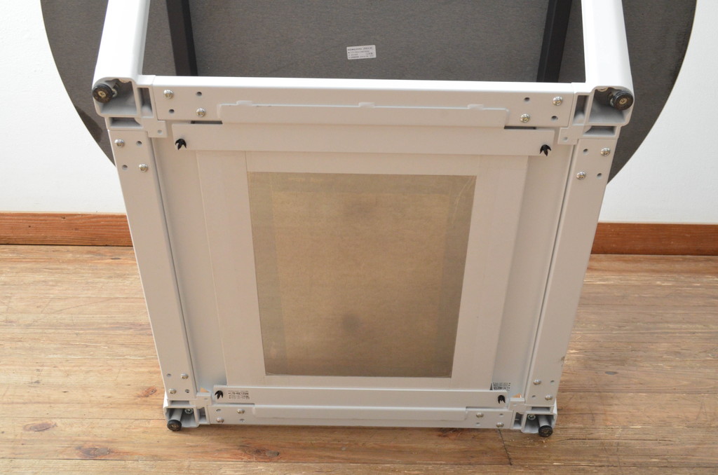 中古　短期展示品　極美品　コクヨ(KOKUYO)　リージョン(Region)　ボックス脚 円形テーブル(LT-RGC12M)　グレインドホワイト　シンプルですっきりとした佇まいが魅力のミーティングテーブル(オフィスデスク、会議テーブル、ラウンドテーブル、丸テーブル、ワークデスク)(定価約15万9千円)(R-066884)