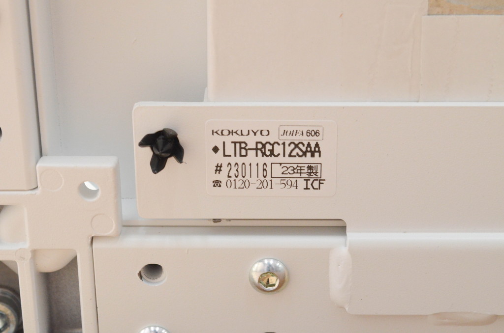 中古　短期展示品　極美品　コクヨ(KOKUYO)　リージョン(Region)　ボックス脚 円形テーブル(LT-RGC12M)　グレインドホワイト　シンプルですっきりとした佇まいが魅力のミーティングテーブル(オフィスデスク、会議テーブル、ラウンドテーブル、丸テーブル、ワークデスク)(定価約15万9千円)(R-066884)
