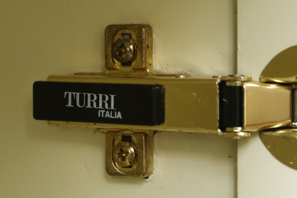 中古　超美品　EURO CASA(ユーロ・カーサ)取り扱い　TURRI(トゥーリ)　ツートーンカラーが美しい特注大型サイドボード(ローボード、収納棚、引き出し、キャビネット)(定価約220万円)(R-052150)
