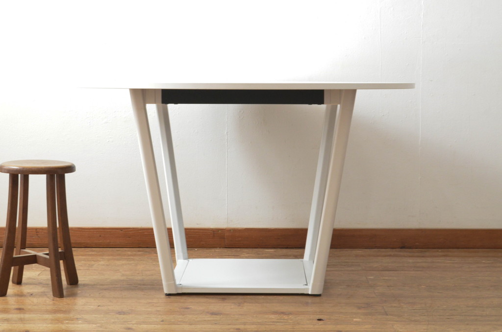 中古　短期展示品　極美品　コクヨ(KOKUYO)　リージョン(Region)　ボックス脚 円形テーブル(LT-RGC12M)　グレインドホワイト　シンプルですっきりとした佇まいが魅力のミーティングテーブル(オフィスデスク、会議テーブル、ラウンドテーブル、丸テーブル、ワークデスク)(定価約15万9千円)(R-066885)