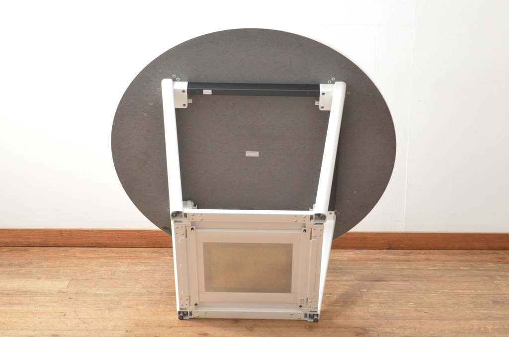 中古　短期展示品　極美品　コクヨ(KOKUYO)　リージョン(Region)　ボックス脚 円形テーブル(LT-RGC12M)　グレインドホワイト　シンプルですっきりとした佇まいが魅力のミーティングテーブル(オフィスデスク、会議テーブル、ラウンドテーブル、丸テーブル、ワークデスク)(定価約15万9千円)(R-066885)