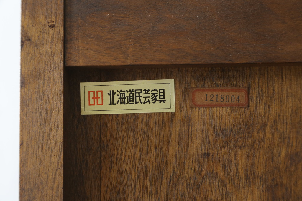 中古　希少モデル!!　北海道民芸家具　シックな佇まいが魅力の縦型キャビネット(飾り棚、ガラスケース、ショーケース、コレクションケース、キュリオケース、収納棚、戸棚)(R-066631)