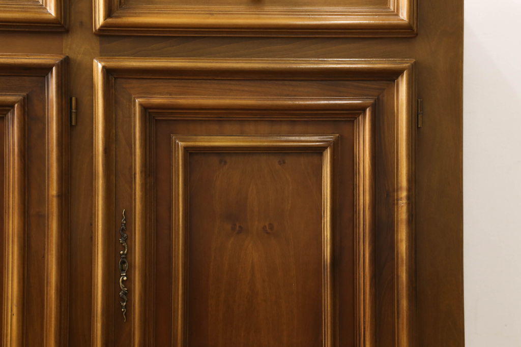 中古　美品　バロッサバレンティ(VARO,S.A. VALENTI)　クラシカルなデザインが魅力的なサイドボード(収納棚、戸棚、キャビネット)(定価約100万円)(R-061435)