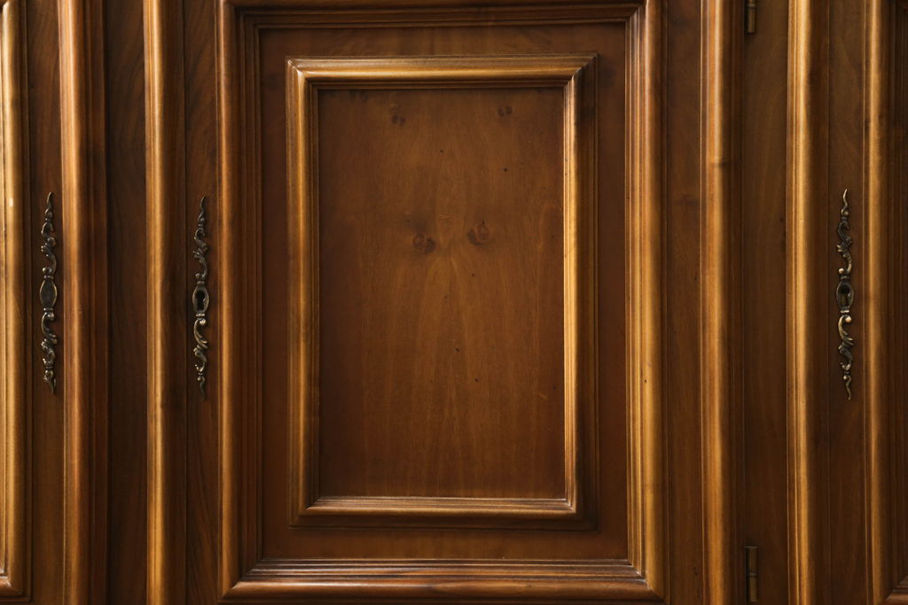 中古　美品　バロッサバレンティ(VARO,S.A. VALENTI)　クラシカルなデザインが魅力的なサイドボード(収納棚、戸棚、キャビネット)(定価約100万円)(R-061435)