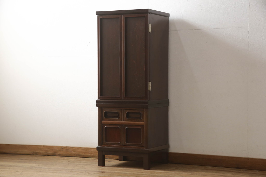 お仏壇をコンパクトにリメイク!上段は4枚組だった建具を2枚組に加工。上部にあった家紋も移設。下段は引き戸→観音開き仕様に変更。脚を取り付け。背板も新たに取り付け、元の色を活かし全体を着色して仕上げ。