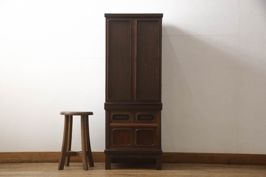 お仏壇をコンパクトにリメイク!上段は4枚組だった建具を2枚組に加工。上部にあった家紋も移設。下段は引き戸→観音開き仕様に変更。脚を取り付け。背板も新たに取り付け、元の色を活かし全体を着色して仕上げ。
