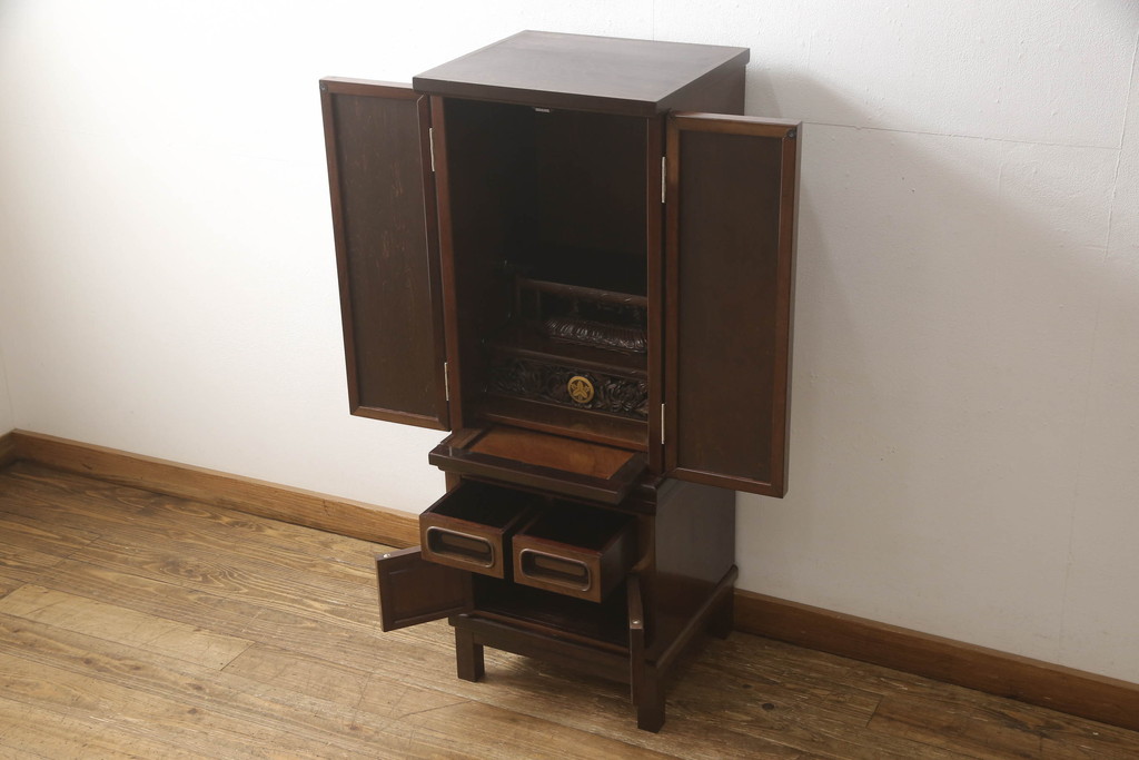 お仏壇をコンパクトにリメイク!上段は4枚組だった建具を2枚組に加工。上部にあった家紋も移設。下段は引き戸→観音開き仕様に変更。脚を取り付け。背板も新たに取り付け、元の色を活かし全体を着色して仕上げ。