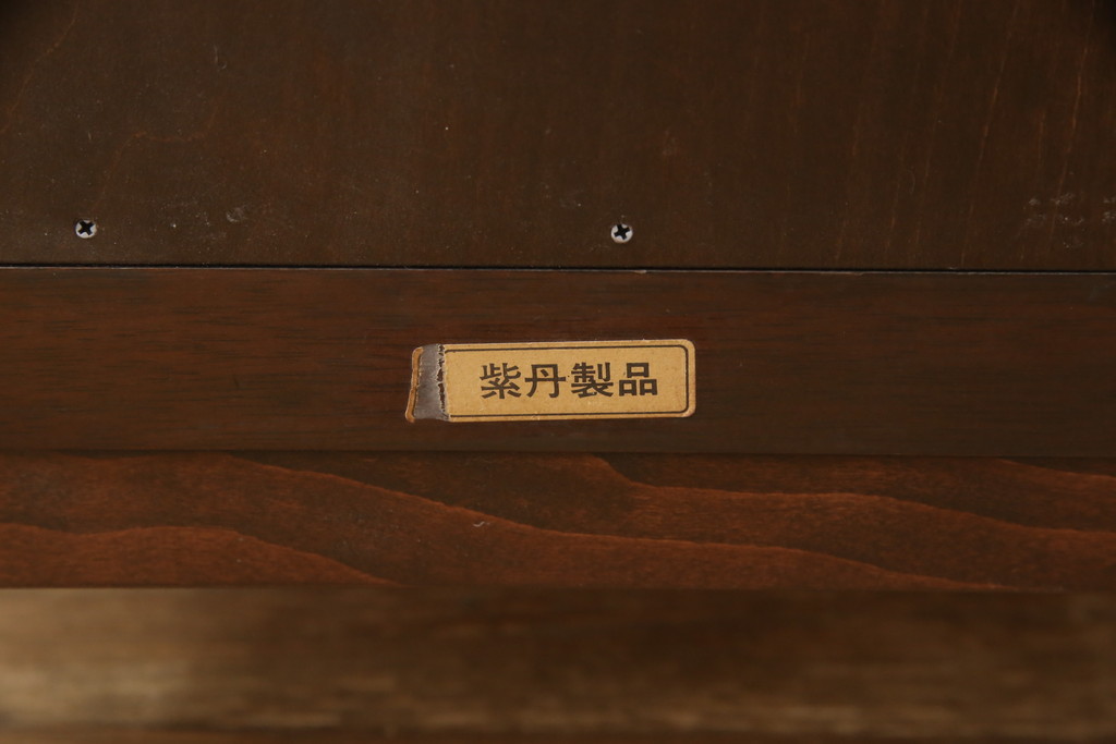 お仏壇をコンパクトにリメイク!上段は4枚組だった建具を2枚組に加工。上部にあった家紋も移設。下段は引き戸→観音開き仕様に変更。脚を取り付け。背板も新たに取り付け、元の色を活かし全体を着色して仕上げ。