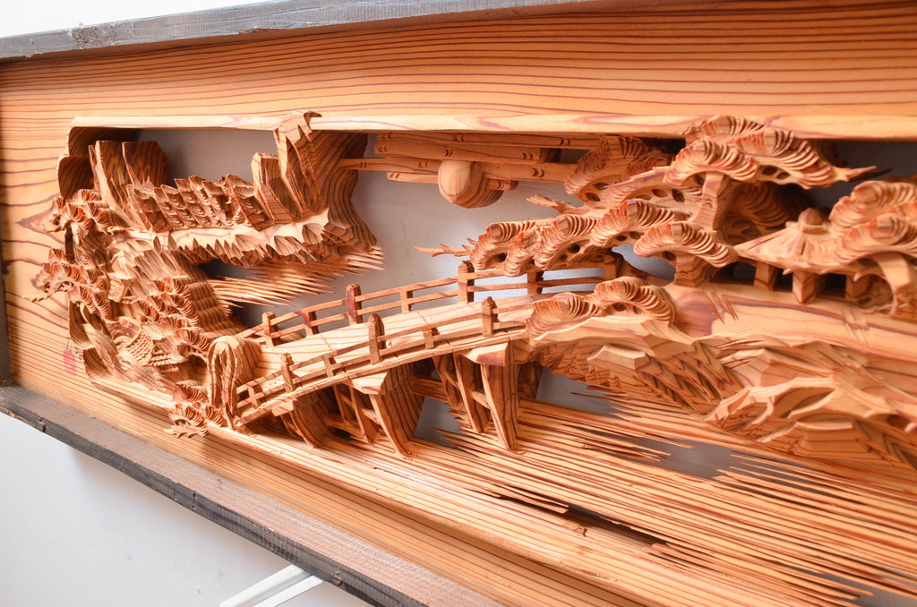 ビンテージ建具　躍動感あふれる松の木と風情ある風景の図柄が目を惹く彫刻欄間2枚(明り取り、明かり取り、ランマ、ヴィンテージ)(R-080517)