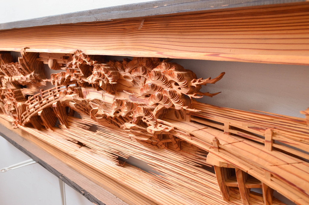 ビンテージ建具　躍動感あふれる松の木と風情ある風景の図柄が目を惹く彫刻欄間2枚(明り取り、明かり取り、ランマ、ヴィンテージ)(R-080517)